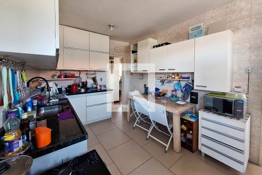 Cozinha 1 de casa à venda com 7 quartos, 524m² em Piratininga, Niterói