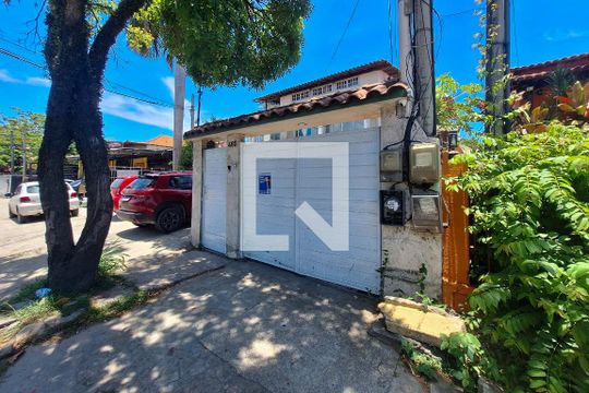 Fachada de casa à venda com 7 quartos, 524m² em Piratininga, Niterói