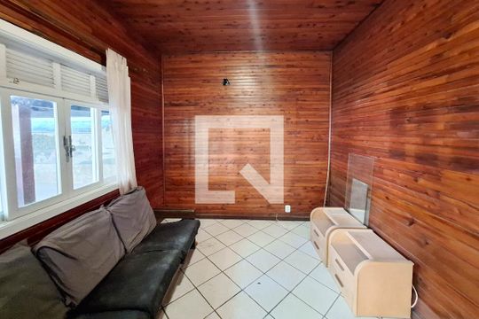 Sala de casa à venda com 3 quartos, 360m² em Itaipu, Niterói