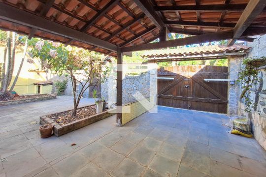 GARAGEM de casa à venda com 3 quartos, 360m² em Itaipu, Niterói
