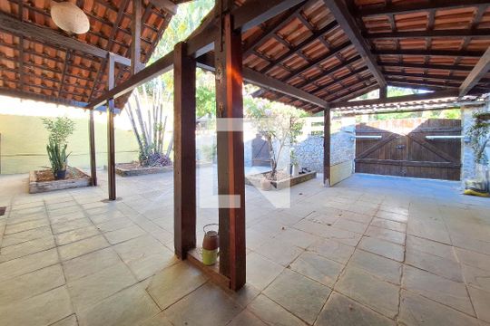 Quintal de casa à venda com 3 quartos, 360m² em Itaipu, Niterói