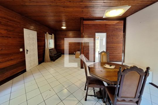 Sala de casa à venda com 3 quartos, 360m² em Itaipu, Niterói