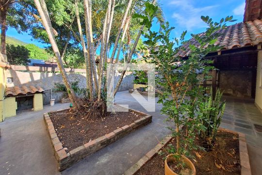 Quintal de casa à venda com 3 quartos, 360m² em Itaipu, Niterói