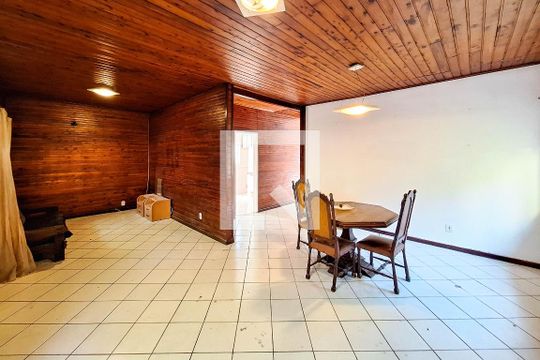 Sala de casa à venda com 3 quartos, 360m² em Itaipu, Niterói