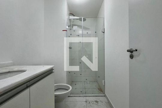Banheiro de kitnet/studio para alugar com 0 quarto, 28m² em Santo Amaro, São Paulo