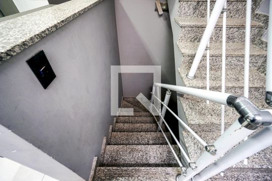 Escada da garagem de casa para alugar com 4 quartos, 220m² em Vila Carrão, São Paulo