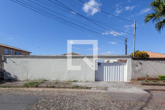 Fachada de casa à venda com 4 quartos, 360m² em Santa Terezinha, Belo Horizonte