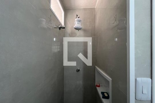 Banheiro de apartamento para alugar com 3 quartos, 77m² em Alto de Pinheiros, São Paulo