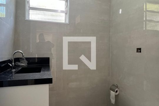 Banheiro de apartamento para alugar com 3 quartos, 77m² em Alto de Pinheiros, São Paulo