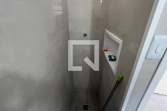 Banheiro de apartamento para alugar com 3 quartos, 77m² em Alto de Pinheiros, São Paulo