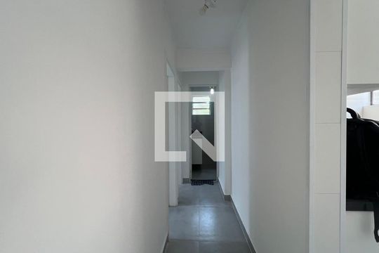 Corredor de apartamento para alugar com 3 quartos, 77m² em Alto de Pinheiros, São Paulo