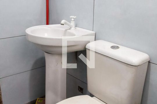 Banheiro de casa à venda com 5 quartos, 188m² em Santa Maria, Osasco