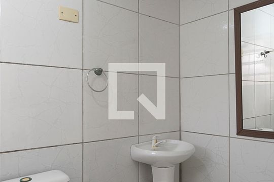 Banheiro de casa de condomínio à venda com 1 quarto, 40m² em São José, Porto Alegre