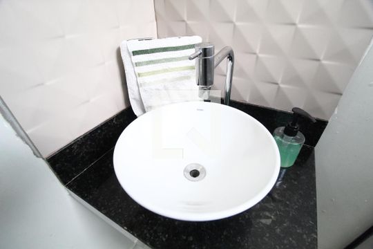 Banheiro de kitnet/studio para alugar com 1 quarto, 50m² em Jardim Karaíba, Uberlândia