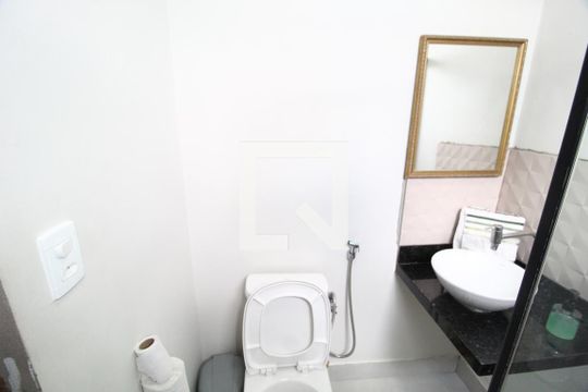 Banheiro de kitnet/studio para alugar com 1 quarto, 50m² em Jardim Karaíba, Uberlândia