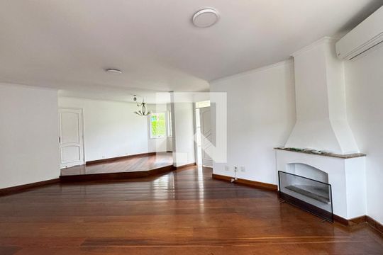 Sala de casa de condomínio à venda com 4 quartos, 250m² em Tamboré, Santana de Parnaíba