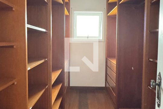 Closet da suíte 1 de casa de condomínio à venda com 4 quartos, 250m² em Tamboré, Santana de Parnaíba