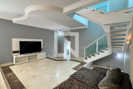 Sala de casa de condomínio à venda com 4 quartos, 403m² em Parque Sinai, Santana de Parnaíba