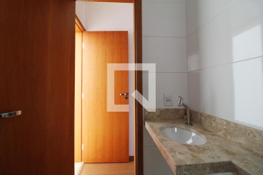 Banheiro da suíte de casa à venda com 3 quartos, 100m² em Jardim Santa Cruz, São Paulo