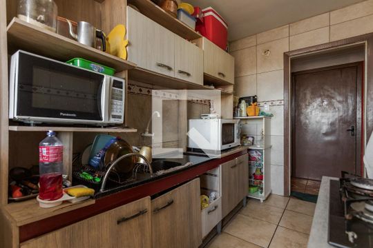 Cozinha e Área de Serviço de apartamento para alugar com 2 quartos, 70m² em Rubem Berta, Porto Alegre