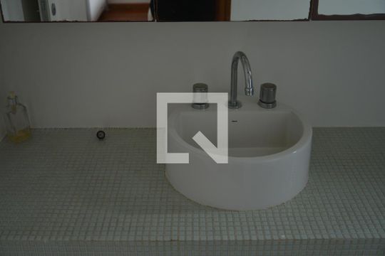 Banheiro da Suíte 1 de apartamento para alugar com 6 quartos, 440m² em Jardim, Santo André