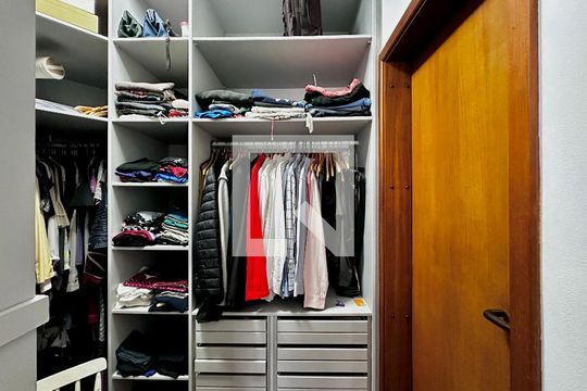 Closet Suíte 1 de apartamento à venda com 4 quartos, 195m² em Chácara Santo Antônio, São Paulo