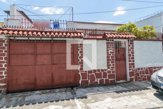 Fachada de casa à venda com 4 quartos, 200m² em Brás de Pina, Rio de Janeiro