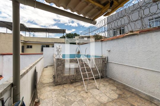 Piscina de casa à venda com 4 quartos, 200m² em Brás de Pina, Rio de Janeiro