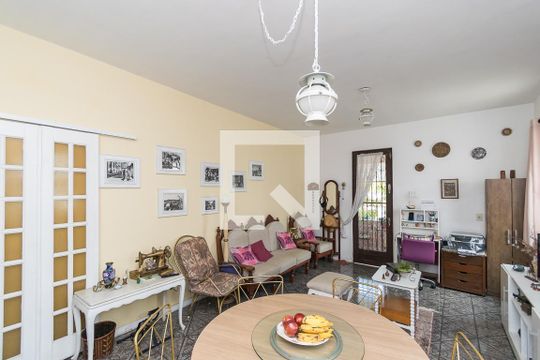 Sala de casa à venda com 4 quartos, 200m² em Brás de Pina, Rio de Janeiro