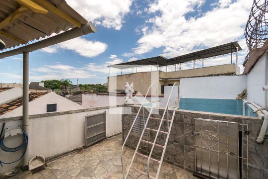 Piscina de casa à venda com 4 quartos, 200m² em Brás de Pina, Rio de Janeiro