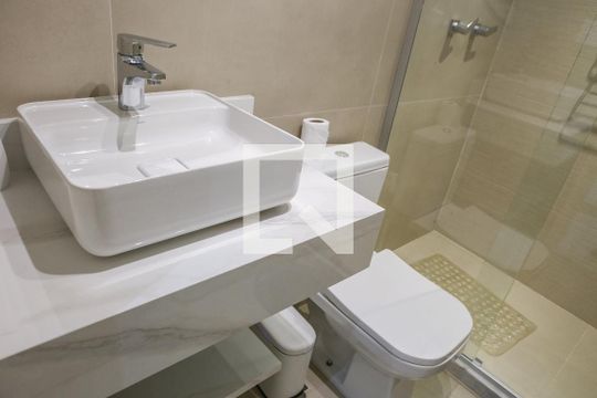 Banheiro Social de apartamento à venda com 3 quartos, 70m² em Água Branca, São Paulo