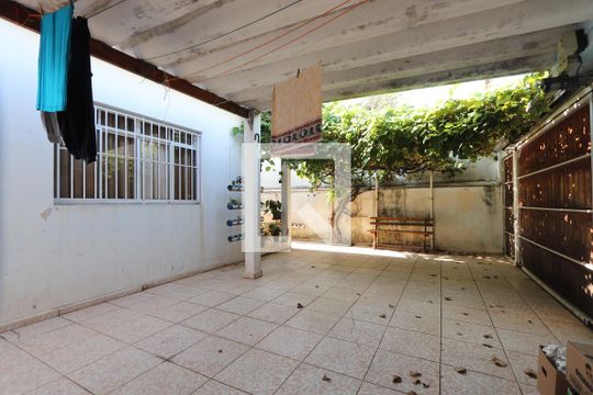Garagem de casa à venda com 2 quartos, 242m² em Parque São Lucas, São Paulo