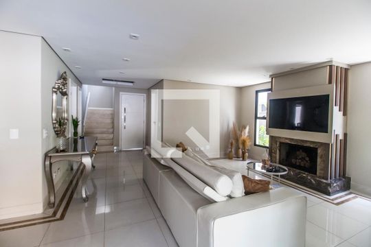 Sala de TV de casa de condomínio à venda com 3 quartos, 390m² em Morada das Flores (aldeia da Serra), Santana de Parnaíba