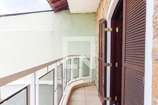Sacada de casa à venda com 4 quartos, 185m² em Jardim das Flores, Osasco