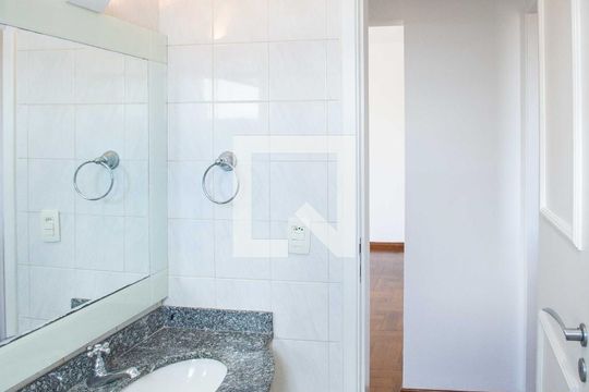 Banheiro de apartamento para alugar com 2 quartos, 64m² em Centro, Diadema