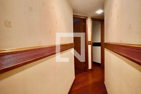 Corredor de apartamento para alugar com 3 quartos, 190m² em Recreio dos Bandeirantes, Rio de Janeiro