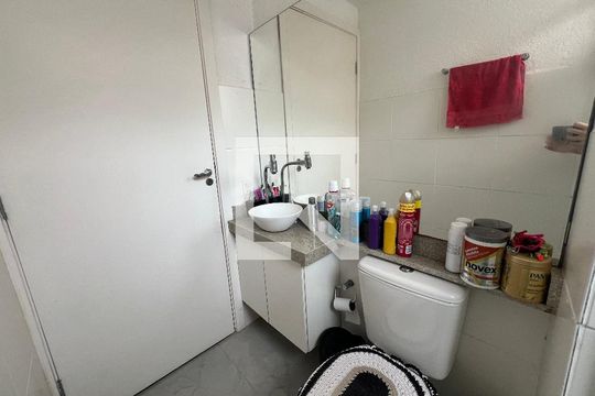 Banheiro de apartamento à venda com 2 quartos, 44m² em Santos Dumont, São Leopoldo