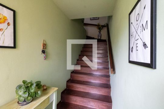 Hall de entrada de casa para alugar com 4 quartos, 265m² em Teresópolis, Porto Alegre