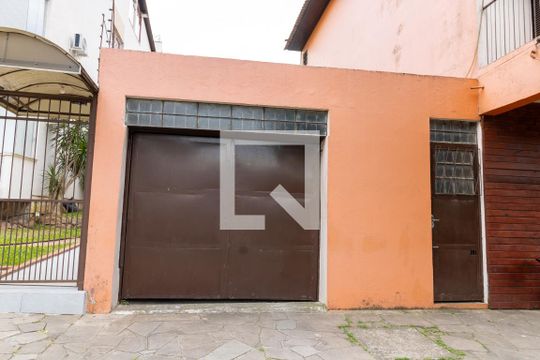 Garagem de casa para alugar com 4 quartos, 265m² em Teresópolis, Porto Alegre