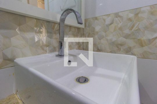 Banheiro de casa de condomínio à venda com 2 quartos, 126m² em Fátima, Canoas