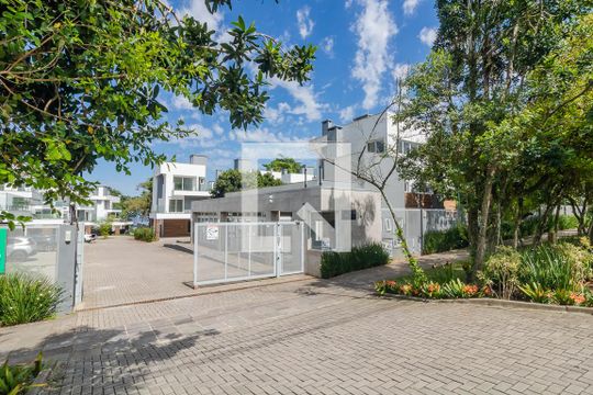 Fachada de casa para alugar com 3 quartos, 300m² em Pedra Redonda, Porto Alegre