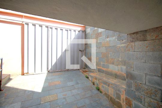 Garagem de casa à venda com 3 quartos, 400m² em Santa Efigênia, Belo Horizonte