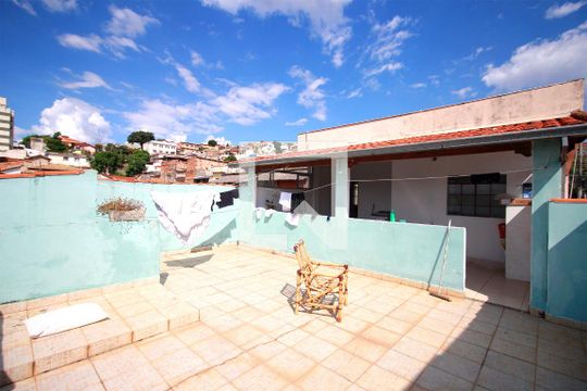 Quintal de casa à venda com 3 quartos, 400m² em Santa Efigênia, Belo Horizonte