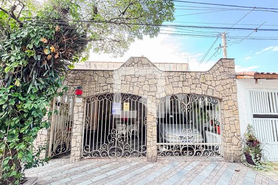 Fachada de casa à venda com 3 quartos, 200m² em Santa Maria, Santo André