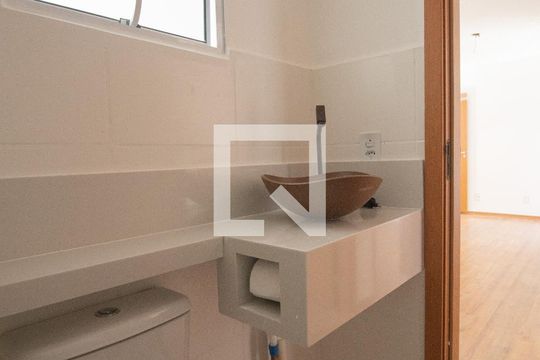 Banheiro de apartamento para alugar com 2 quartos, 60m² em Tribobó, São Gonçalo