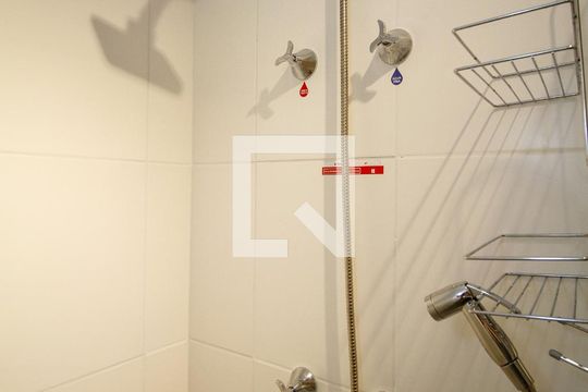 Banheiro de kitnet/studio para alugar com 1 quarto, 24m² em Pinheiros, São Paulo