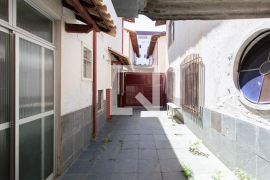 Garagem de casa à venda com 3 quartos, 100m² em Santa Branca, Belo Horizonte