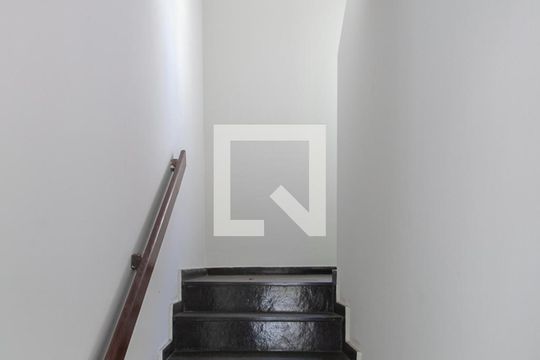Escada de casa à venda com 3 quartos, 100m² em Santa Branca, Belo Horizonte