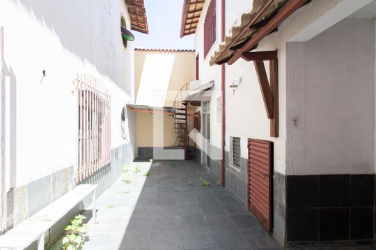 Garagem de casa à venda com 3 quartos, 100m² em Santa Branca, Belo Horizonte