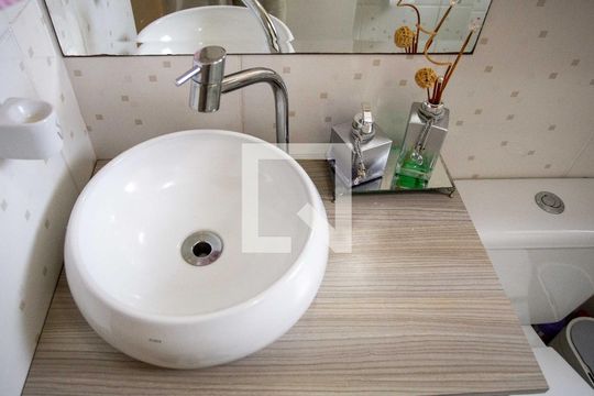 Banheiro de apartamento à venda com 2 quartos, 48m² em Campanário, Diadema
